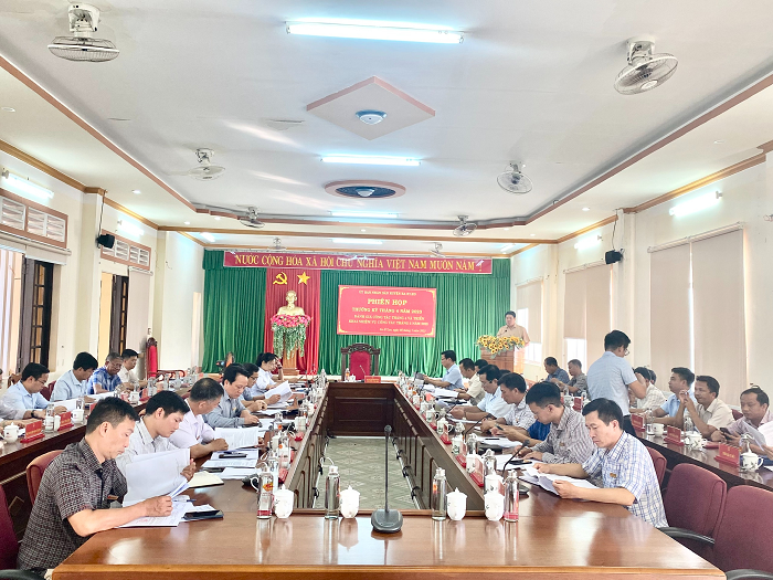 UBND huyện hop thuong ky thang 4 1